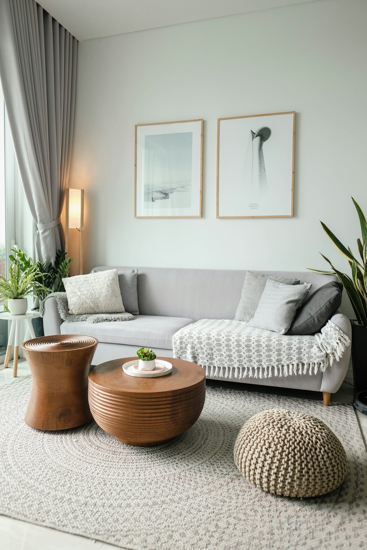 Eine gemütliche Wohnzimmer Einrichtung mit grauer Couch und Holzdetails
